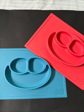 EZ PZ HAPPY MAT ( red or blue)